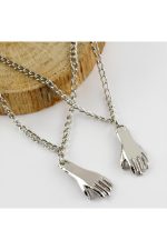 Çift El Figürlü Kolye-Gümüş Rengi