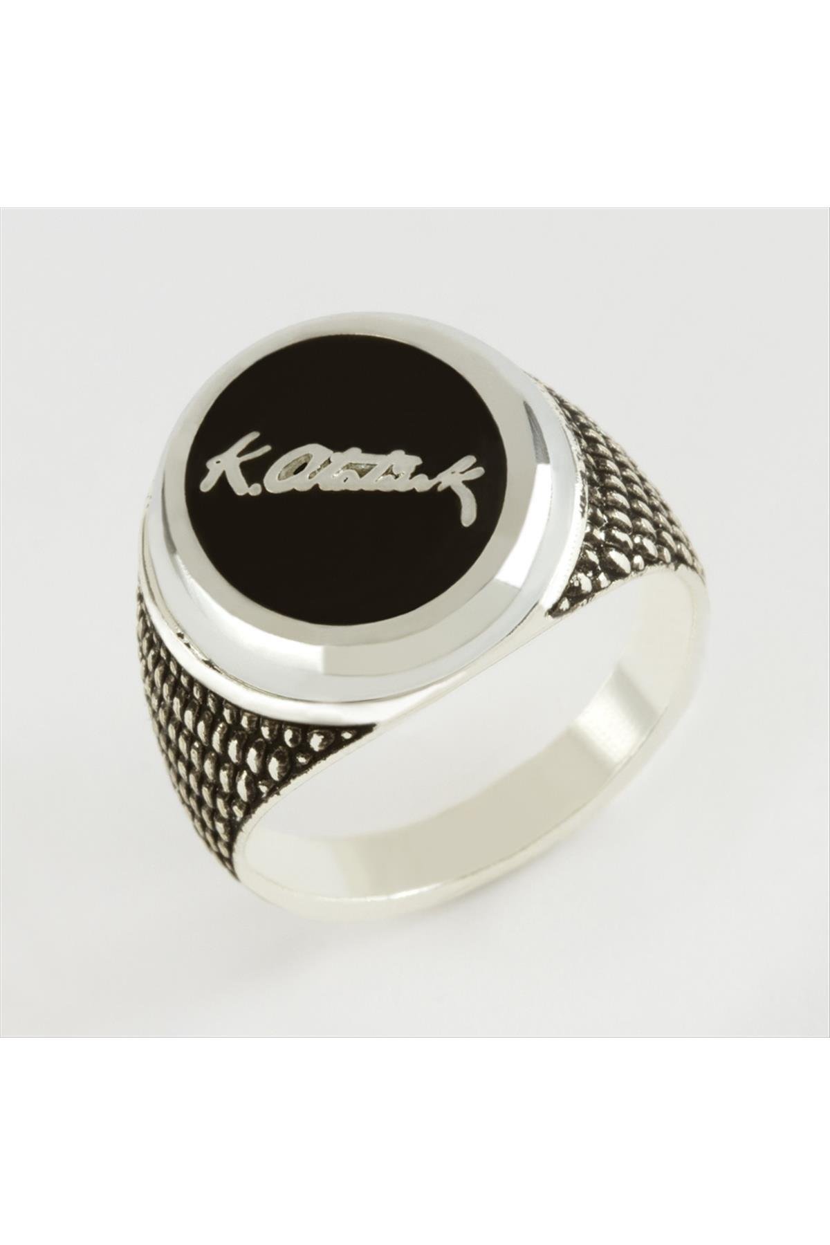 1202415_Mustafa-Kemal-Ataturk-Imzali-Metal-Erkek-e0f3.jpg Mustafa Kemal Atatürk İmzalı Metal Erkek Yüzük-Gümüş Rengi - Görsel 1