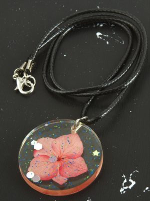 Ortanca Çiçek Epoksi Kolye-Yavruağzı