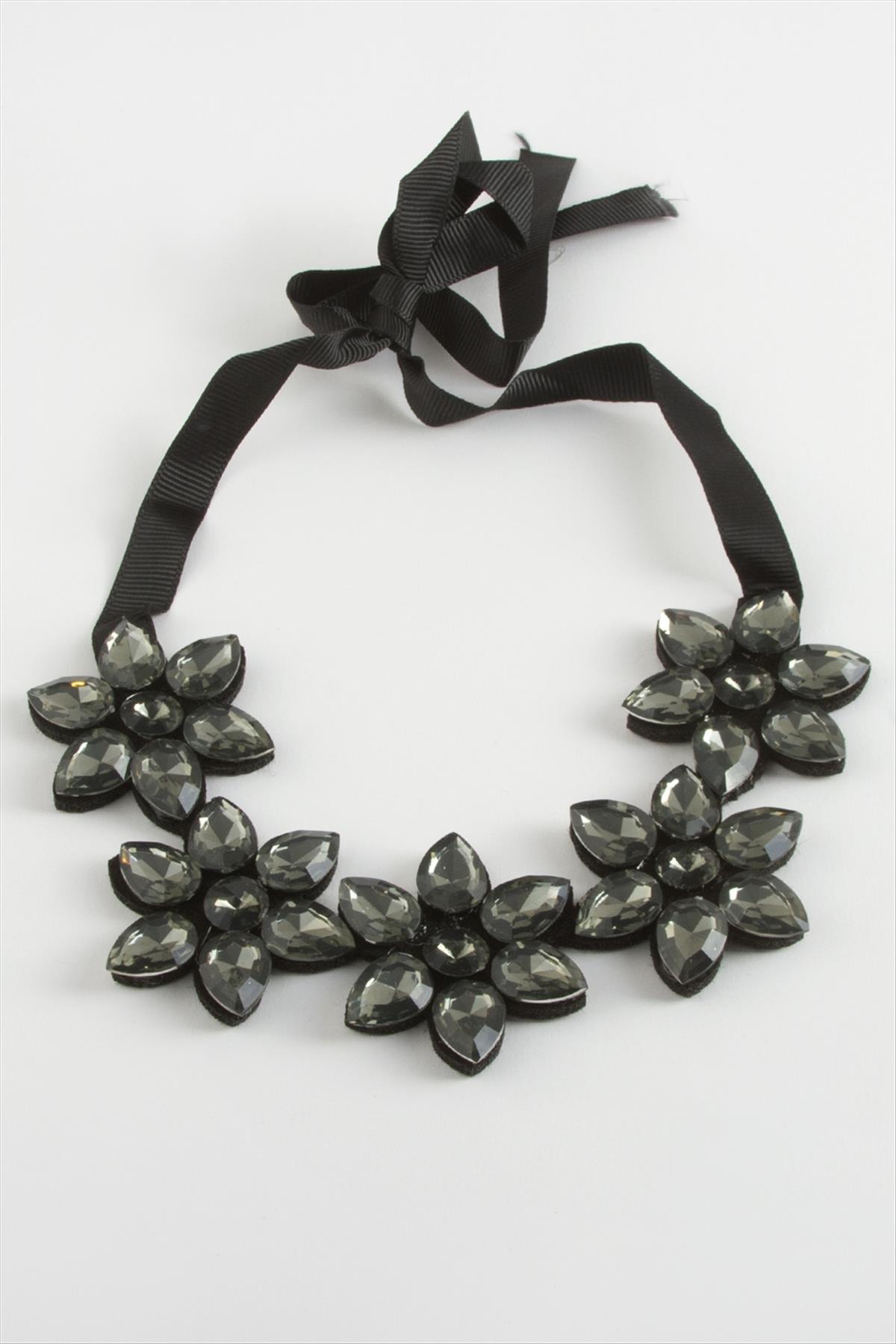 1206947_cicek-tasli-yaka-kolye-9a1e6e.jpg Çiçek Taşlı Yaka Kolye-Antrasit - Görsel 2