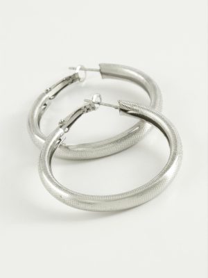 Noktalı Boru Halka Küpe 4,5 cm-Gümüş Rengi