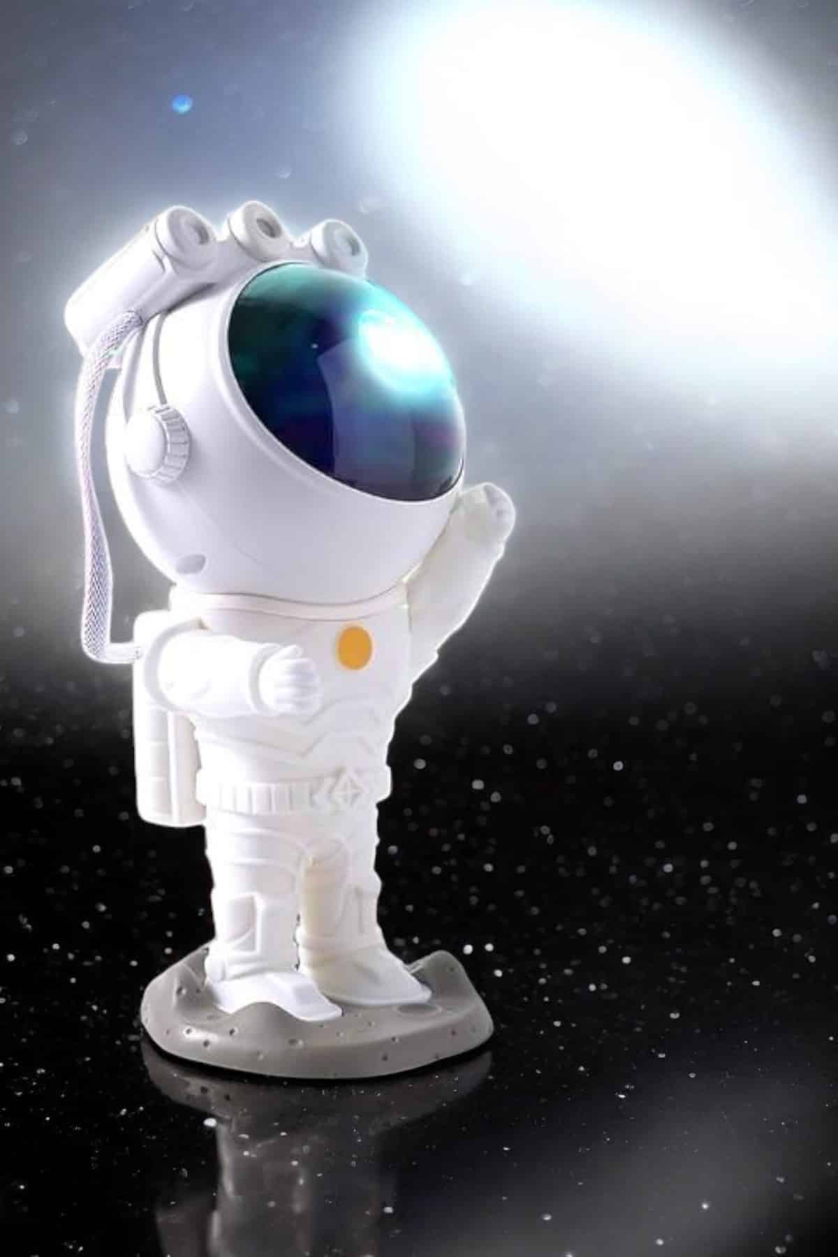 1215979_WhatsApp-Gorsel-2025-01-07-saat-17.02.05_7cc0d68a-Photoroom.jpg Astronot Bluetooth Hoparlör Gökyüzü Projektör Gece Lambası - Görsel 3