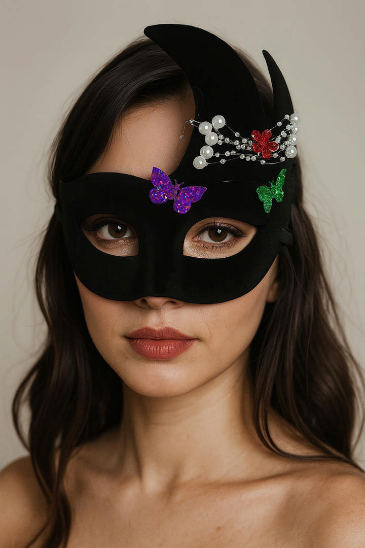 1220858_siyah-renk-incili-tasli-suet-kaplama-venedik-parti-maskesi-20x22-resim-4534-1.jpg Siyah Renk İncili Taşlı Süet Kaplama Venedik Parti Maskesi 20x22 cm - Görsel 1