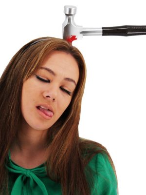 Kafaya Saplanmış Kahverengi Saplı Çekiç Şaka Tacı