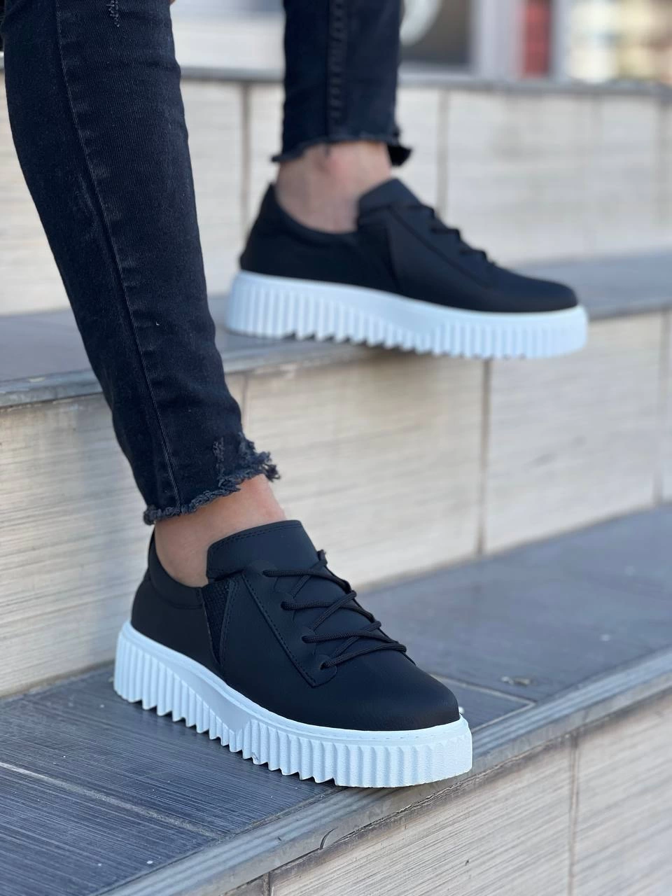 1228697_kb-x502-kuback-siyah-cilt-yuksek-beyaz-taban-bagcik-detayli-lastikli-gunluk-erkek-ayakkabi-210949132-sw960sh1280.png Kb-X502 Kuback Siyah Cilt Yüksek Beyaz Taban Bağcık Detaylı Lastikli Günlük Erkek Ayakkabı (Numara: 44) - Görsel 2