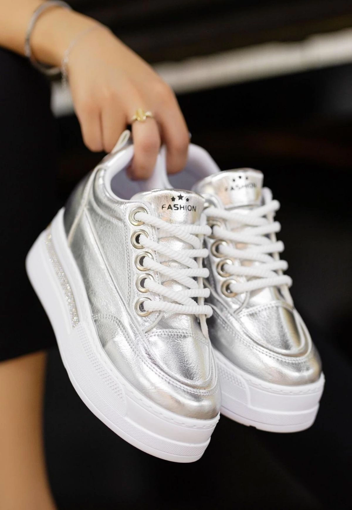 1229135_lulu-gumus-rugan-bagcikli-spor-ayakkabi-170522963-sw1200sh1736.png Lulu Gümüş Rugan Bağcıklı Spor Ayakkabı (Numara: 36) - Görsel 1