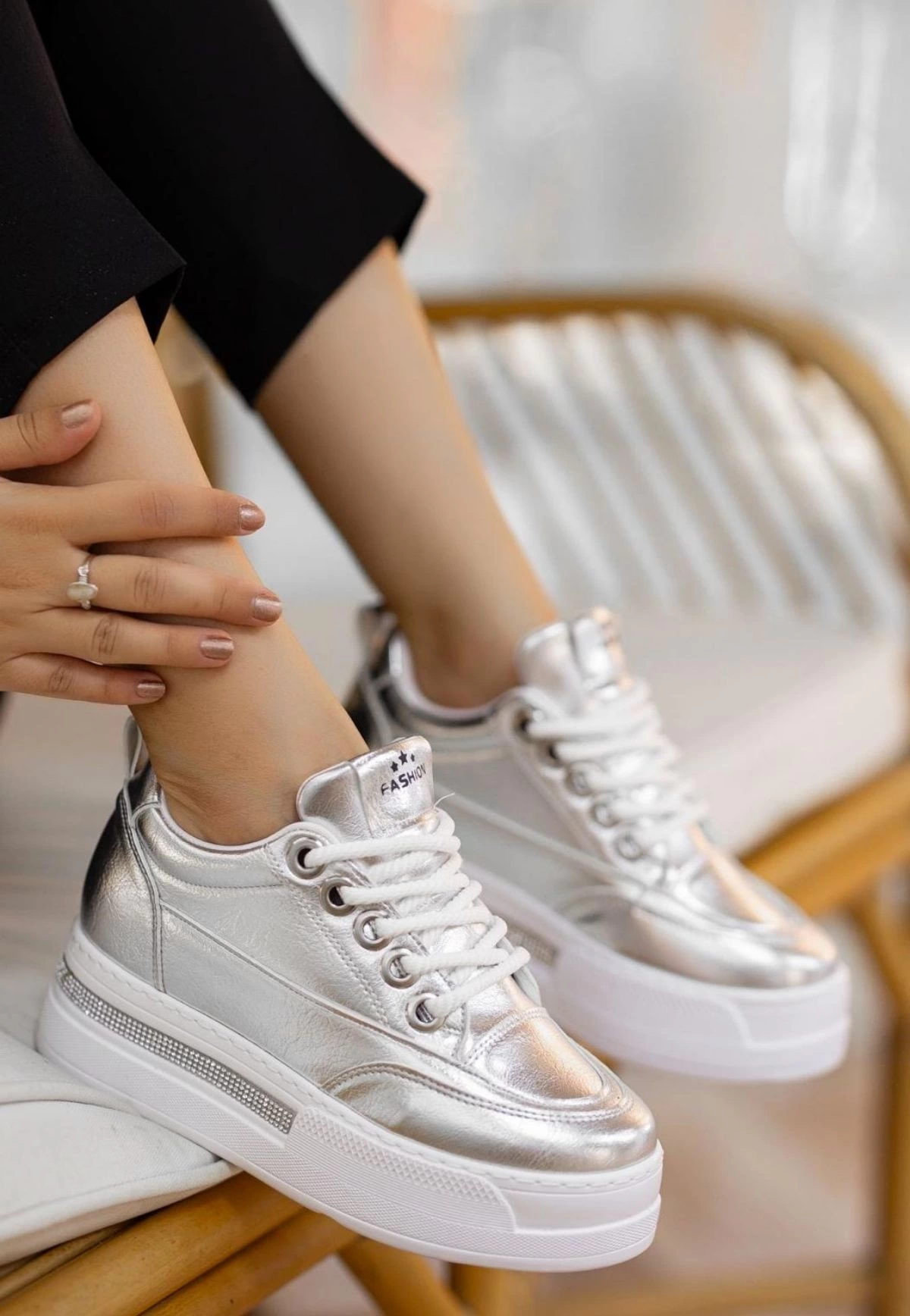 1229135_lulu-gumus-rugan-bagcikli-spor-ayakkabi-277008831-sw1200sh1736.png Lulu Gümüş Rugan Bağcıklı Spor Ayakkabı (Numara: 36) - Görsel 2