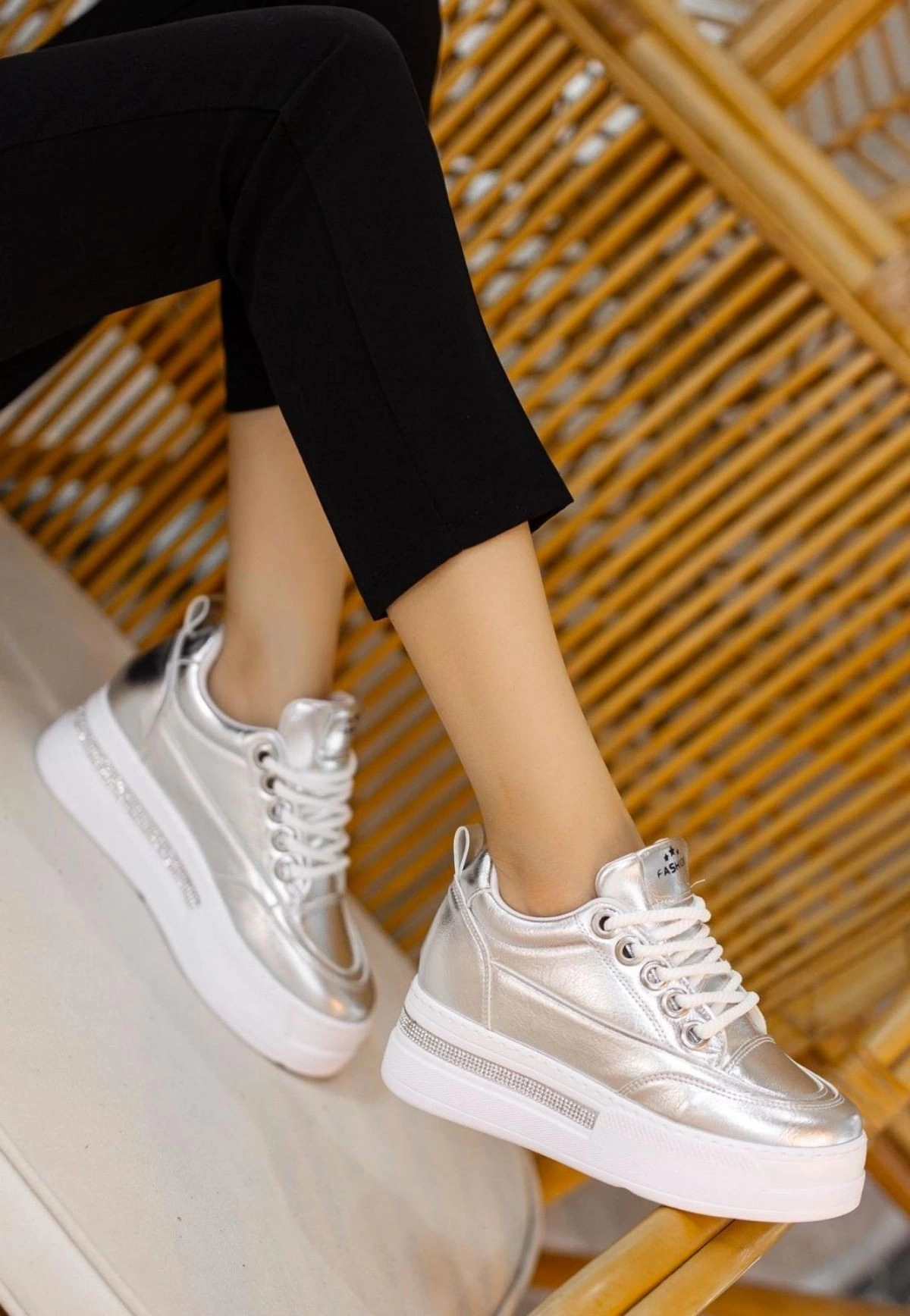 1229135_lulu-gumus-rugan-bagcikli-spor-ayakkabi-370319797-sw1200sh1736.png Lulu Gümüş Rugan Bağcıklı Spor Ayakkabı (Numara: 36) - Görsel 3