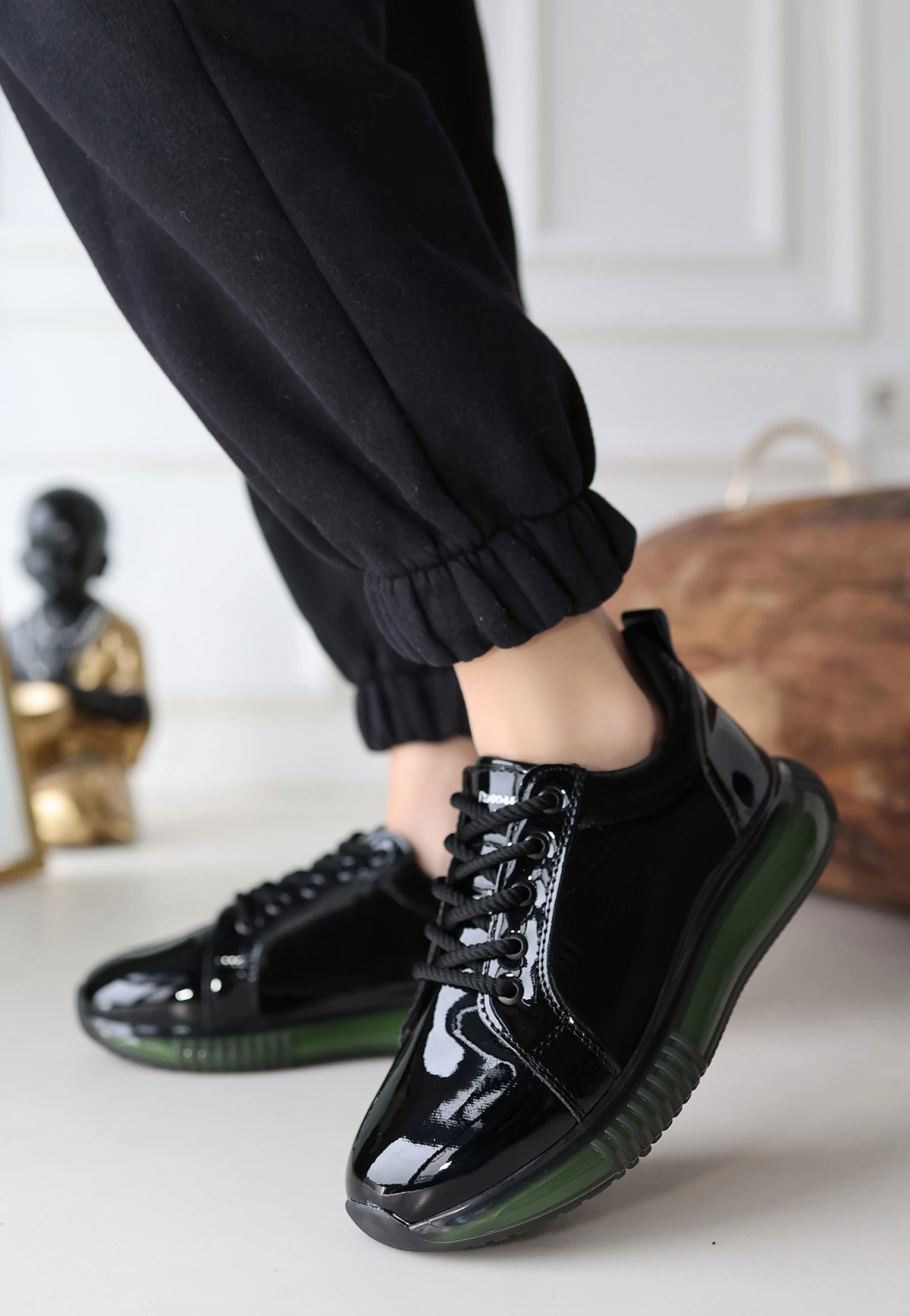 1229192_piona-siyah-rugan-yesil-tabanli-spor-ayakkabi-126128035-sw1200sh1736.png Piona Siyah Rugan Yeşil Tabanlı Spor Ayakkabı (Numara: 38) - Görsel 1