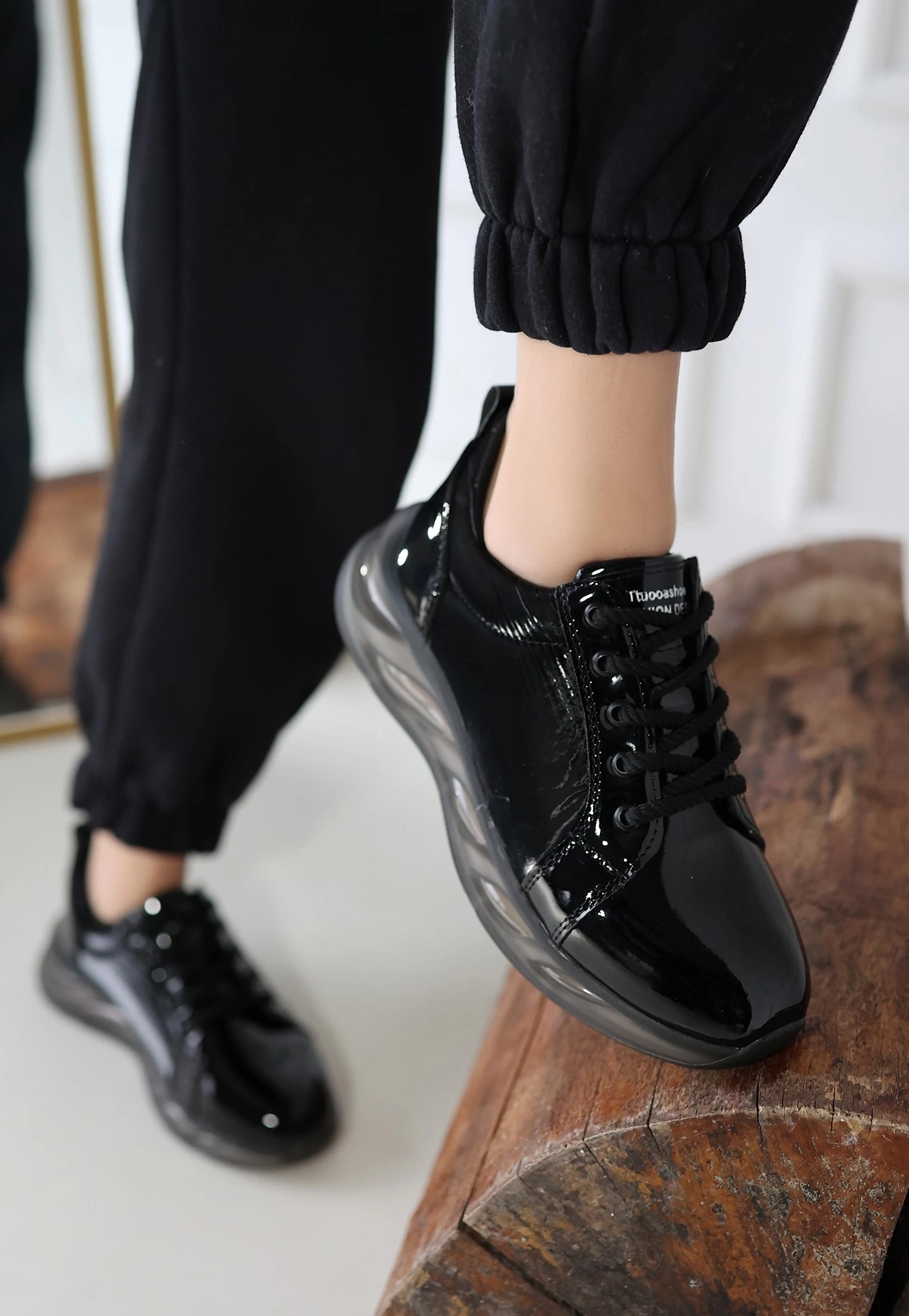 1229201_piona-siyah-rugan-gri-tabanli-spor-ayakkabi-191765190-sw1200sh1736.png Piona Siyah Rugan Gri Tabanlı Spor Ayakkabı (Numara: 40) - Görsel 1