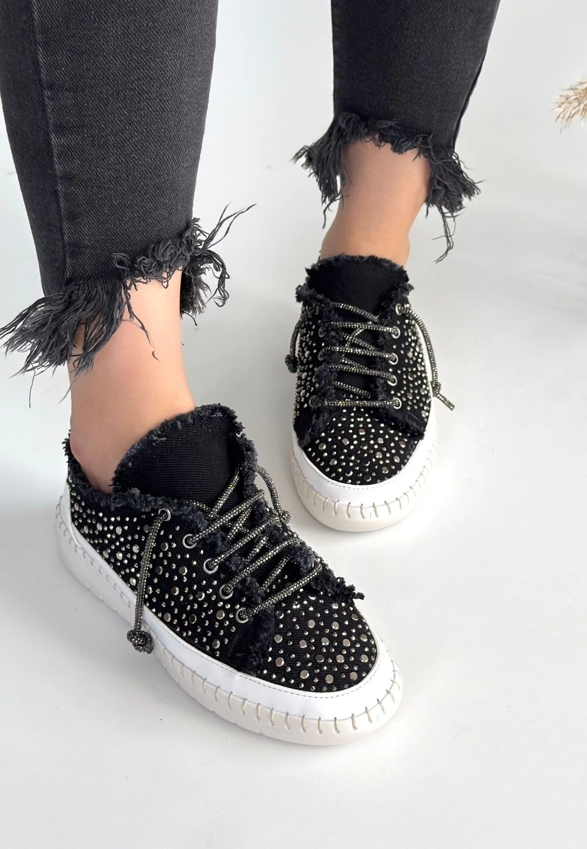 1229833_guja-siyah-kot-bagcikli-spor-ayakkabi-142251771-sw1200sh1736.png Guji Siyah Kot Bağcıklı Spor Ayakkabı (Numara: 37) - Görsel 1