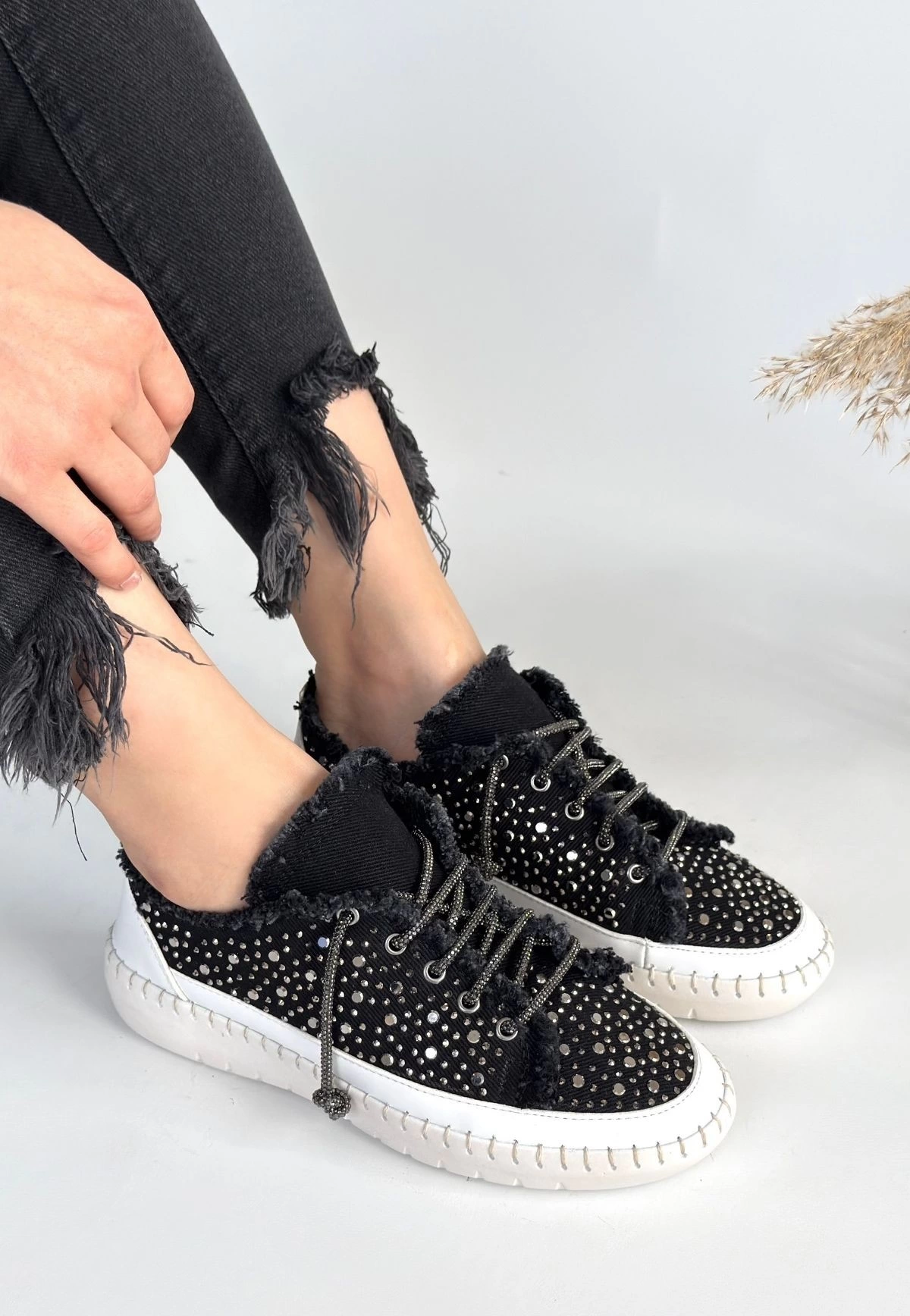 1229833_guja-siyah-kot-bagcikli-spor-ayakkabi-264569699-sw1200sh1736.png Guji Siyah Kot Bağcıklı Spor Ayakkabı (Numara: 37) - Görsel 2