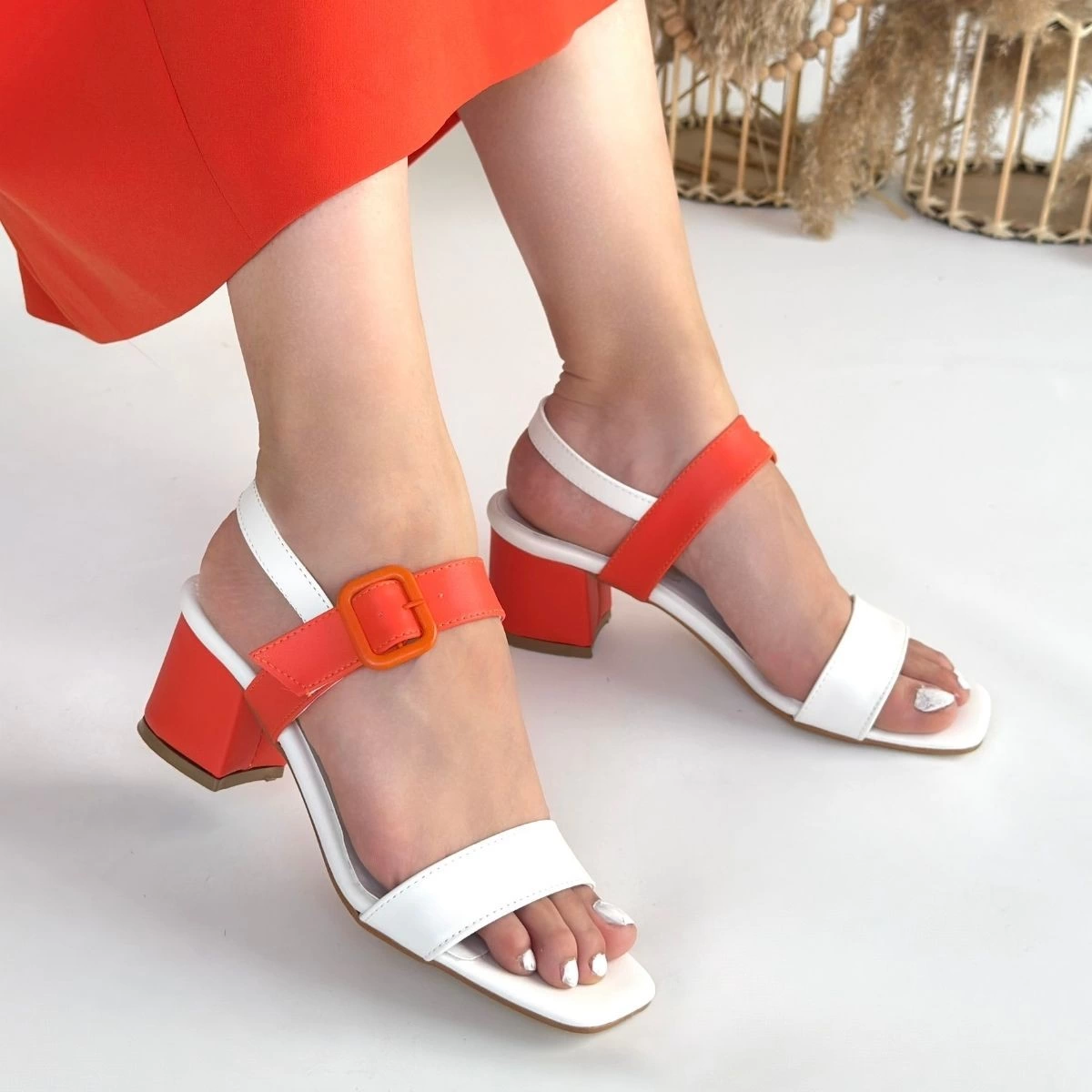 1230467_year-beyaz-cilt-turuncu-detayli-topuklu-ayakkabi-420545886-sw1200sh1200.png Year Beyaz Cilt Turuncu Detaylı Topuklu Ayakkabı (Numara: 38) - Görsel 4