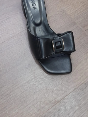 Veor Siyah Cilt Topuklu Terlik (Numara: 38)