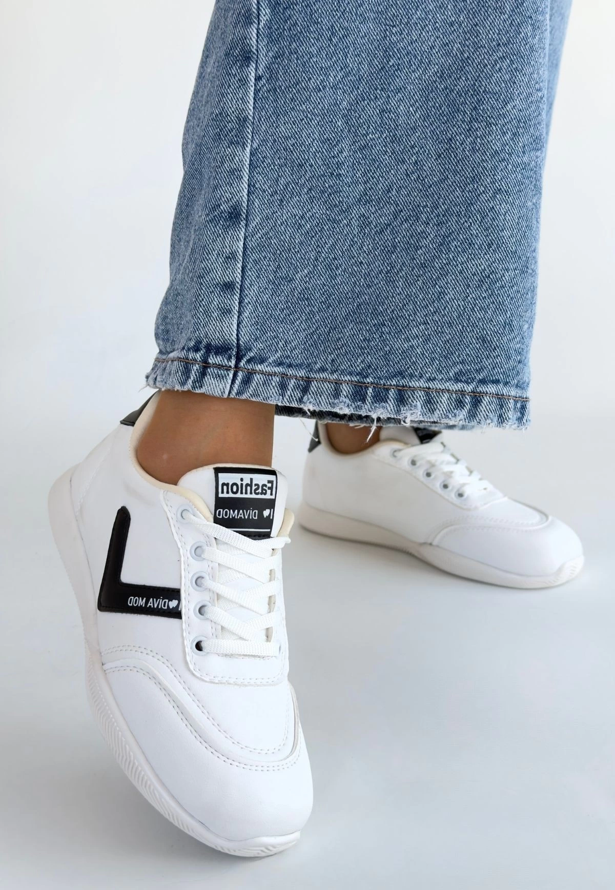 1232220_jowen-beyaz-cilt-siyah-detayli-bagcikli-spor-ayakkabi-286170158-sw1200sh1736.png Jowen Beyaz Cilt Siyah Detaylı Bağcıklı Spor Ayakkabı (Numara: 39) - Görsel 2