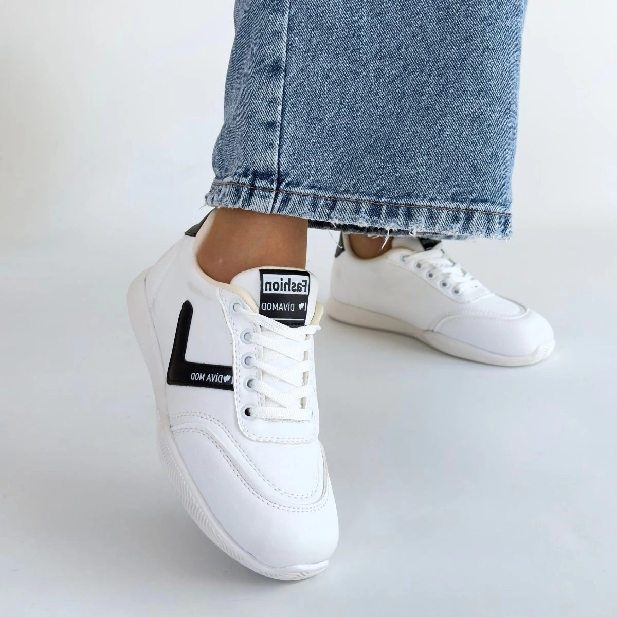 1232220_jowen-beyaz-cilt-siyah-detayli-bagcikli-spor-ayakkabi-410759037-sw1200sh1200.png Jowen Beyaz Cilt Siyah Detaylı Bağcıklı Spor Ayakkabı (Numara: 39) - Görsel 4