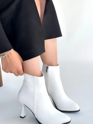 Mişha Beyaz Cilt Topuklu Bot (Numara: 40)