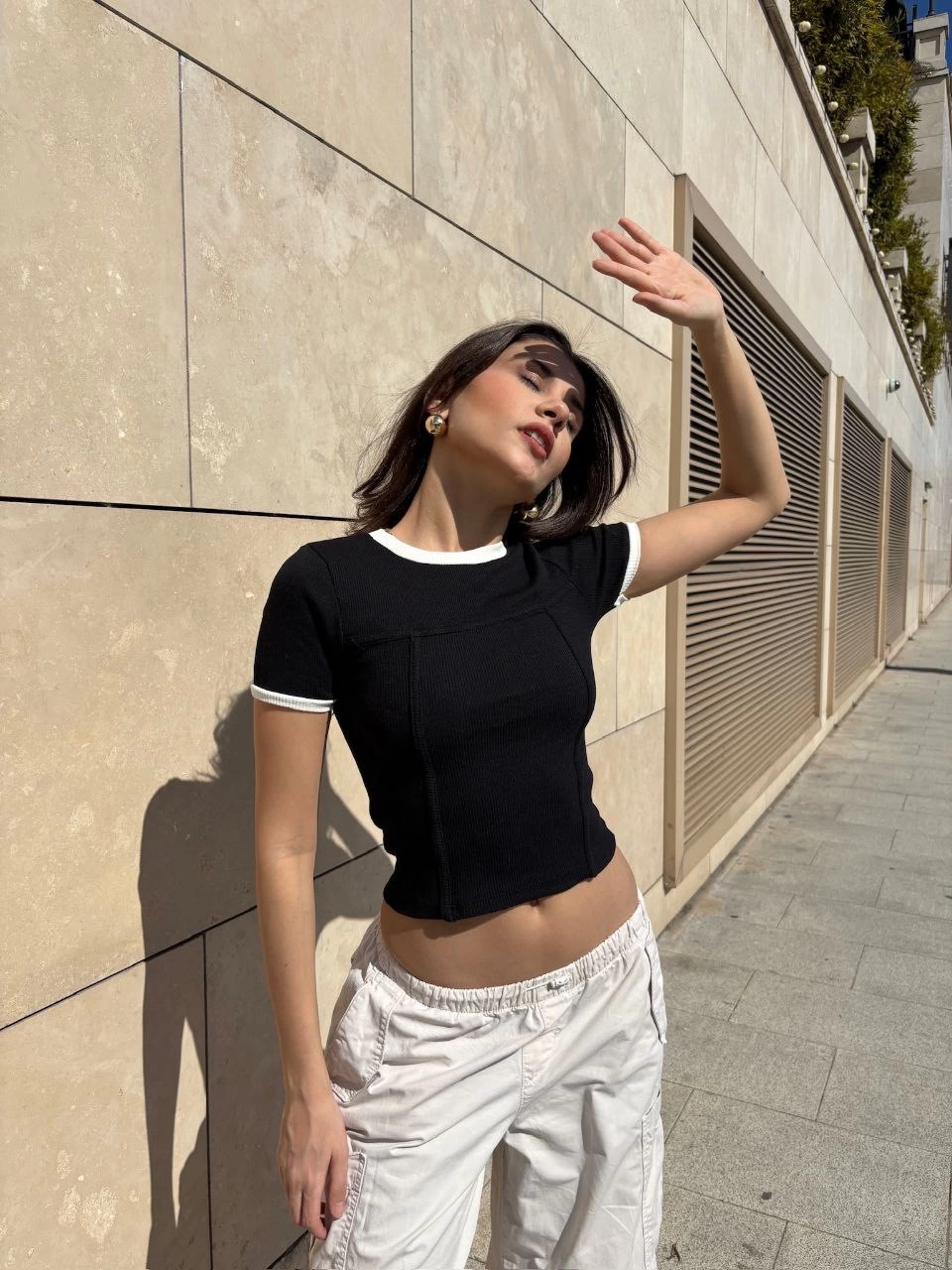 1232941_yaka-kol-garnili-on-parcali-bluz-33480762-sw960sh1280.png Yaka Kol Garnili Ön Parçalı Bluz Siyah (Beden: M) - Görsel 1