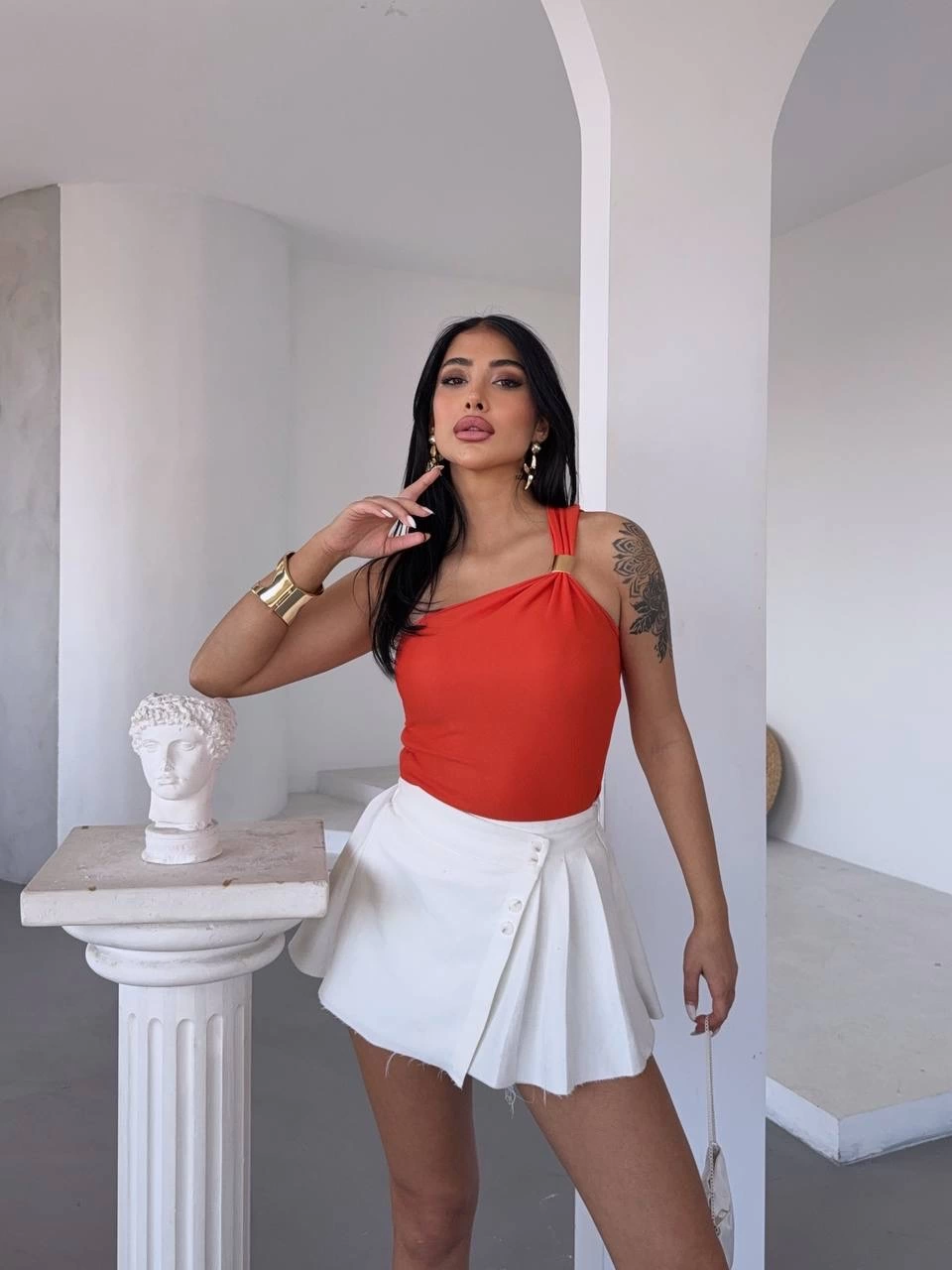 1233430_tek-omuzlu-otoman-kumas-gold-metal-detayli-bluz-s2311-40135955-sw960sh1280.png Tek Omuzlu Otoman Kumaş Gold Metal Detaylı Bluz S2311 Turuncu (Beden: S) - Görsel 4