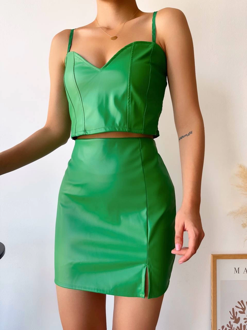 1234619_tek-yirtmacli-arkadan-fermuarli-deri-etek-yesil-s24475-95731661-sw959sh1280.png Tek Yırtmaçlı Arkadan Fermuarlı Deri Etek Yeşil S24475 (Beden: S) - Görsel 1