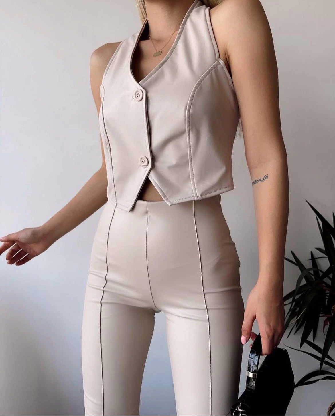 1234660_iki-dugmeli-deri-yelek-krem-s243001-14349659-sw1170sh1455.png İki Düğmeli Deri Yelek Krem S243001 (Beden: L) - Görsel 2