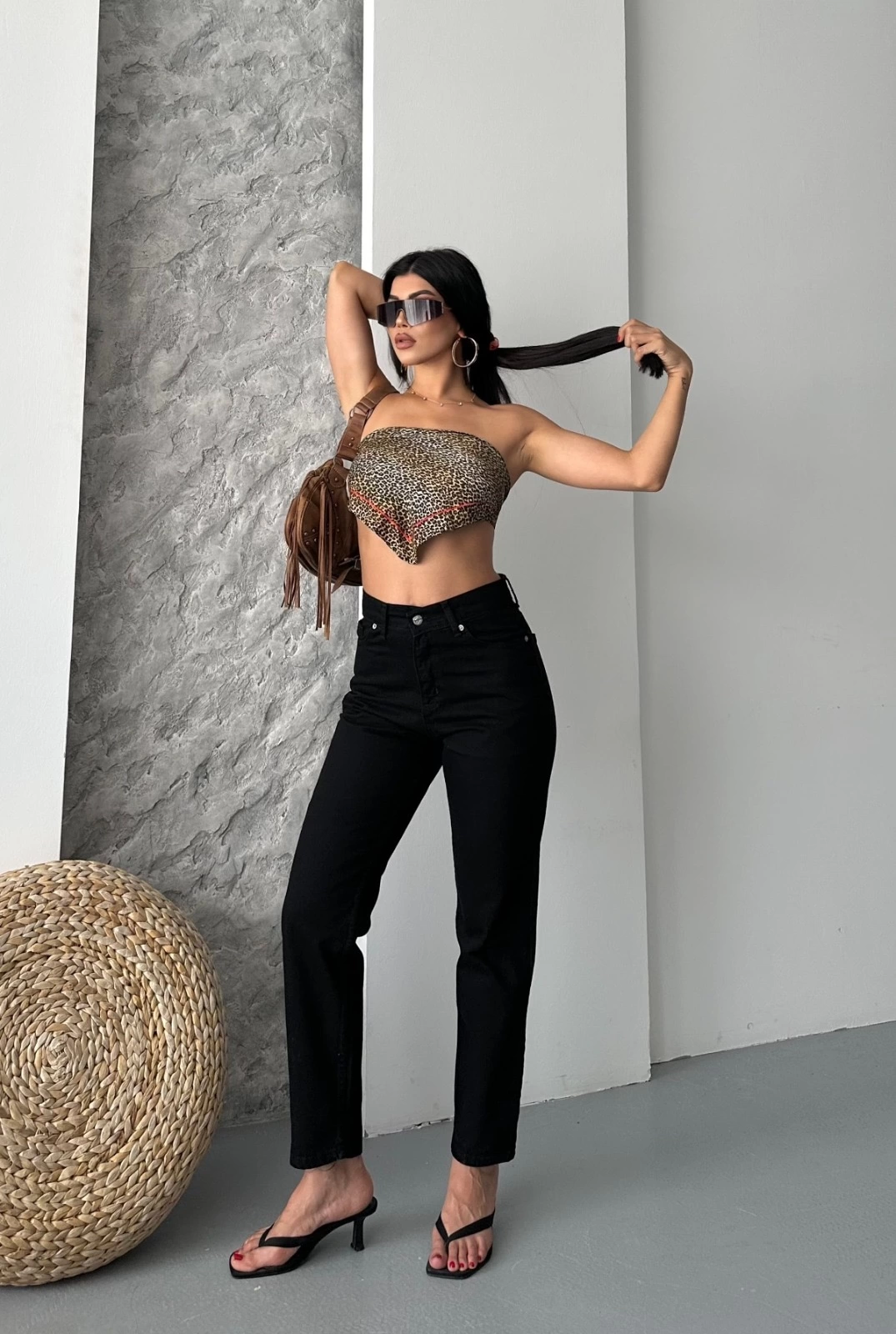 1234713_mom-fit-enzim-tas-yikama-jeans-pantolon-siyah-d2006-42154792-sw1075sh1600.png Mom Fit Enzim Taş Yıkama Jeans Pantolon Siyah D2006 (Beden: 34) - Görsel 4