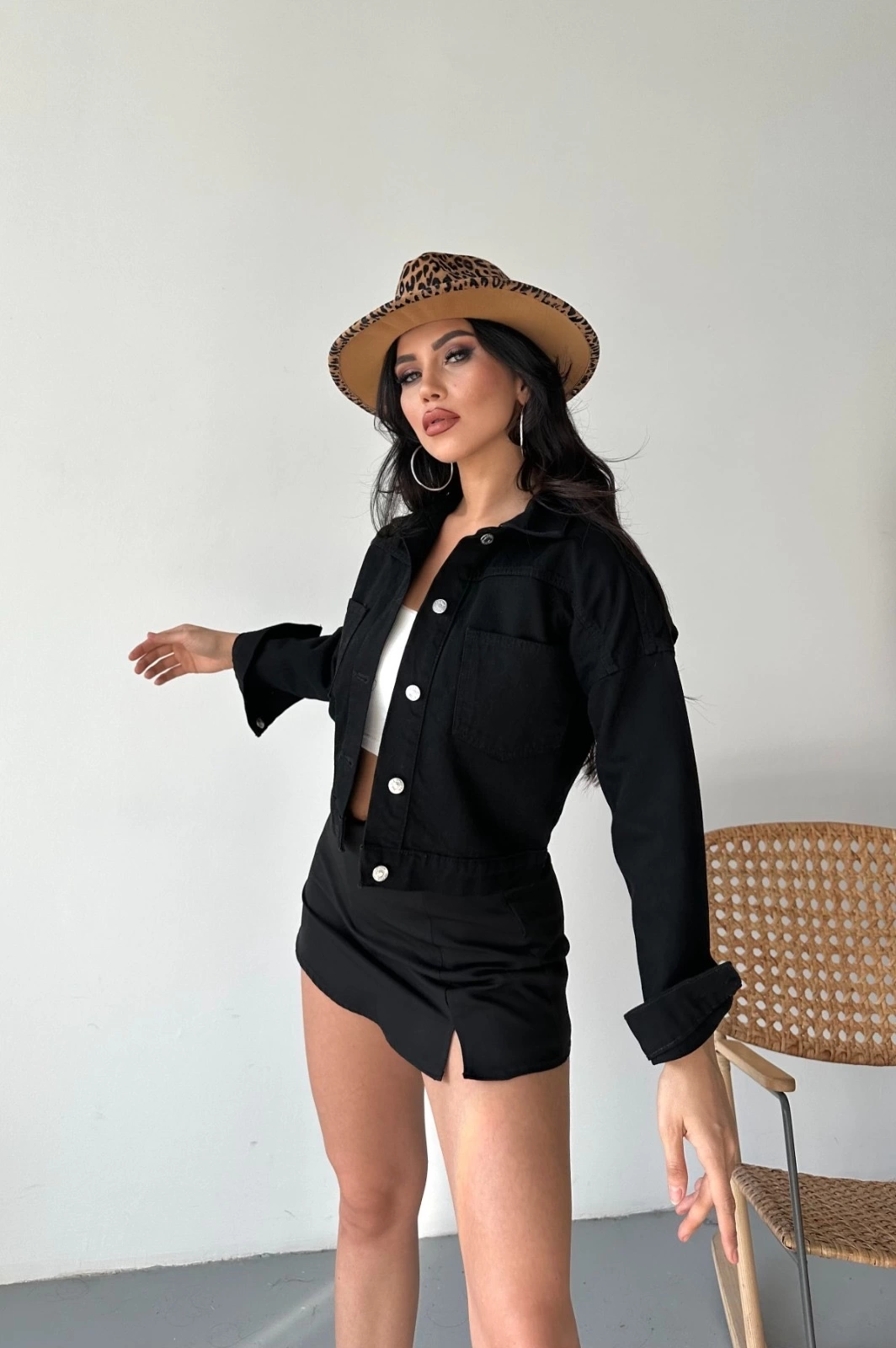 1234811_cift-cepli-super-tas-enzim-yikama-crop-ceket-siyah-d2000-2637341-sw1064sh1600.png Çift Cepli Kol Katlamalı Süper Taş Enzim Yıkamalı Crop Kot Ceket Siyah D2000 (Beden: S) - Görsel 5