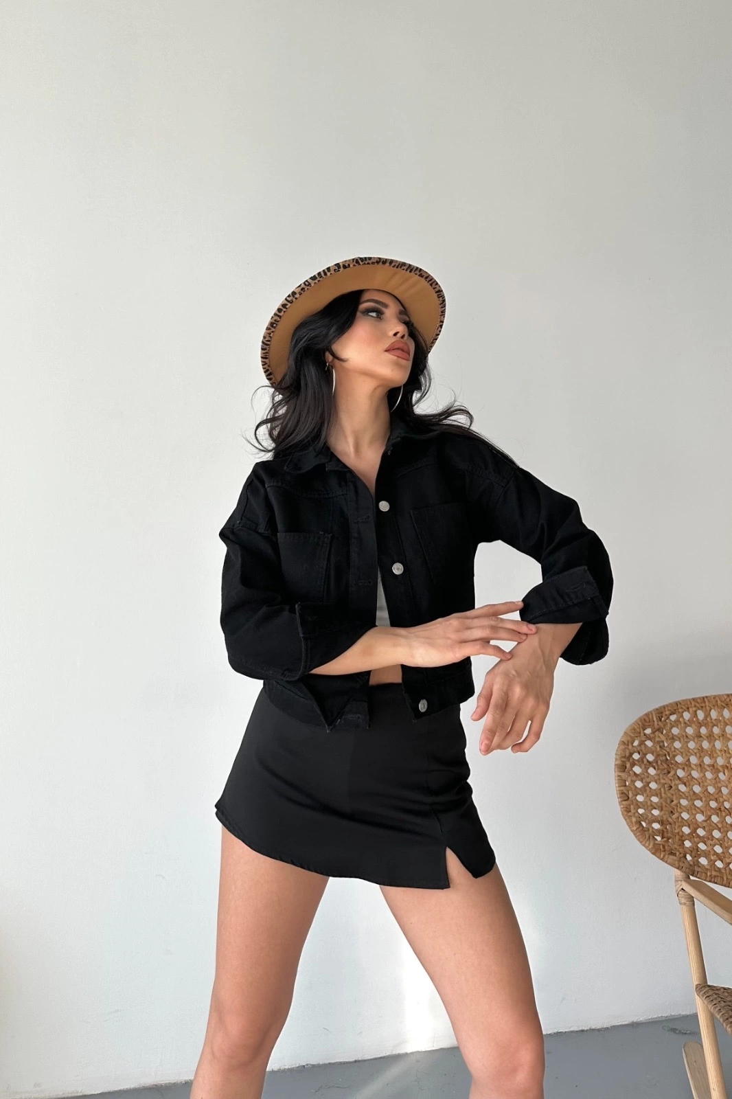 1234812_cift-cepli-super-tas-enzim-yikama-crop-ceket-siyah-d2000-56509784-sw1066sh1600.png Çift Cepli Kol Katlamalı Süper Taş Enzim Yıkamalı Crop Kot Ceket Siyah D2000 (Beden: M) - Görsel 4