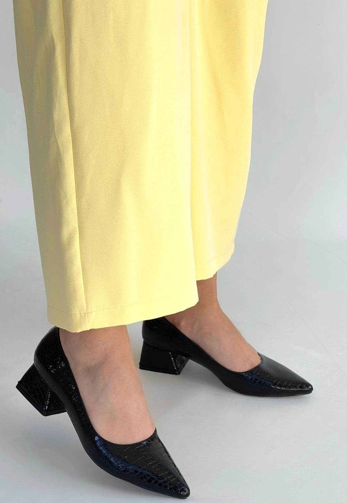 1235145_meort-siyah-rugan-topuklu-ayakkabi-233108055-sw1200sh1736.png Meort Siyah Rugan Topuklu Ayakkabı (Numara: 40) - Görsel 2