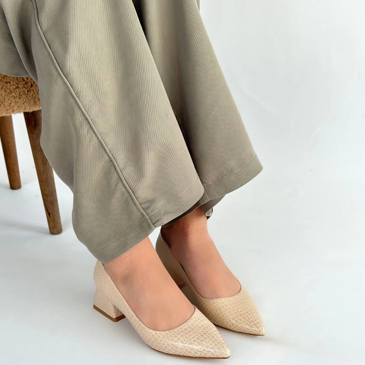 1235148_meort-bej-rugan-topuklu-ayakkabi-433141945-sw1200sh1200.png Meort Bej Rugan Topuklu Ayakkabı (Numara: 36) - Görsel 4