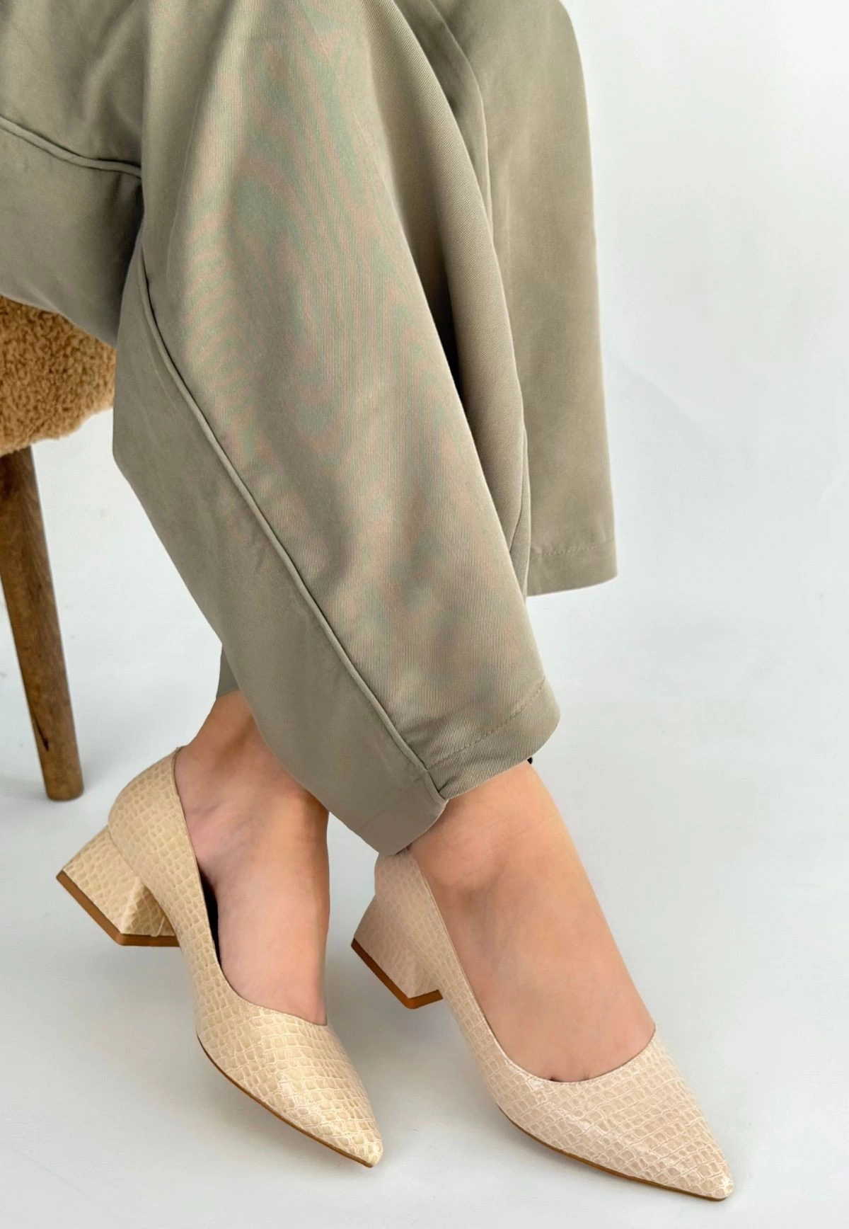 1235149_meort-bej-rugan-topuklu-ayakkabi-316528214-sw1200sh1736.png Meort Bej Rugan Topuklu Ayakkabı (Numara: 37) - Görsel 3