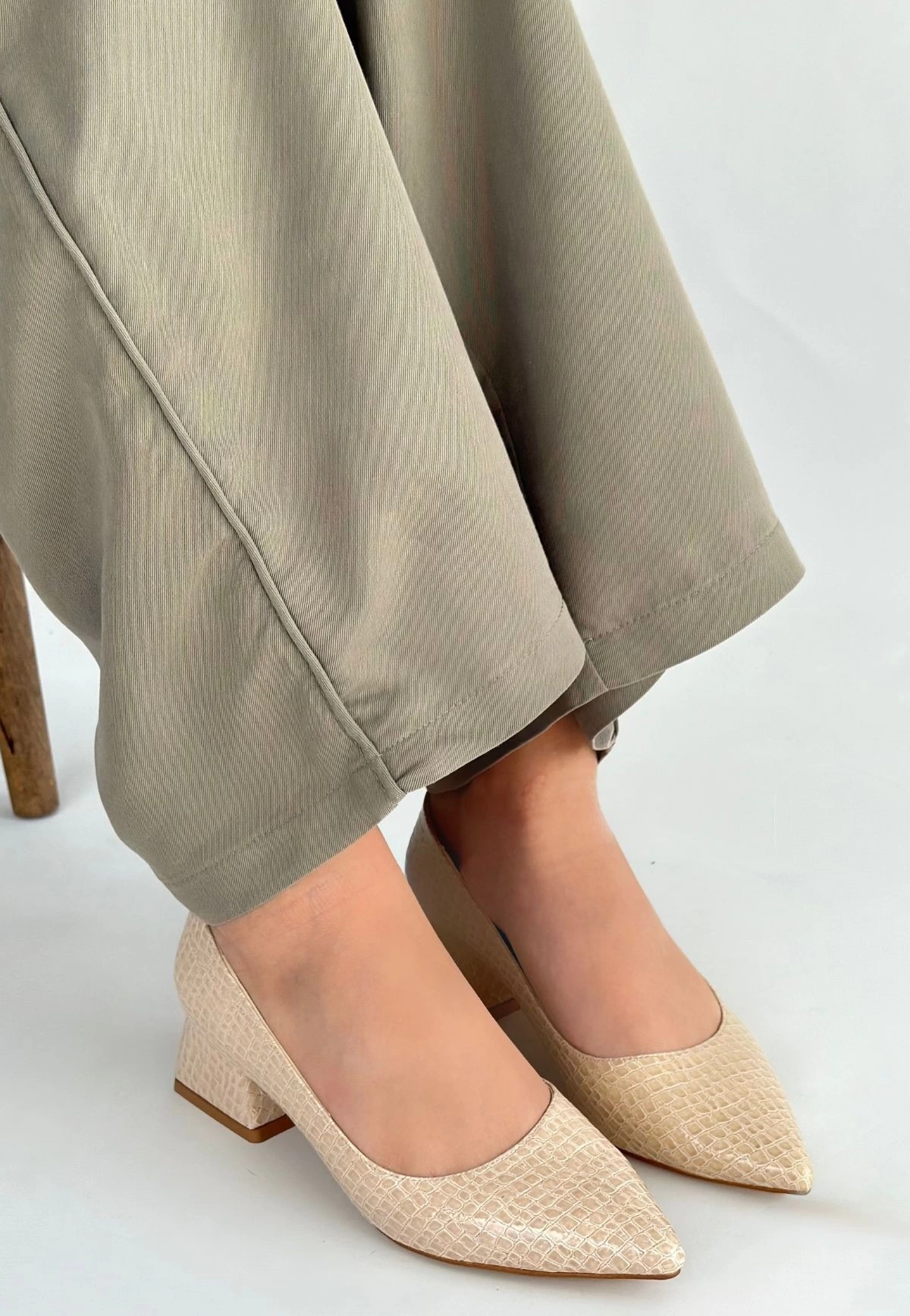 1235150_meort-bej-rugan-topuklu-ayakkabi-116882914-sw1200sh1736.png Meort Bej Rugan Topuklu Ayakkabı (Numara: 38) - Görsel 1