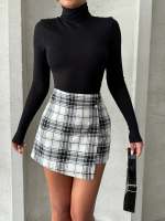 İki Düğmeli Şort Ch Kumaş Etek Ekoseli Siyahbeyaz H26414 (Beden: L)